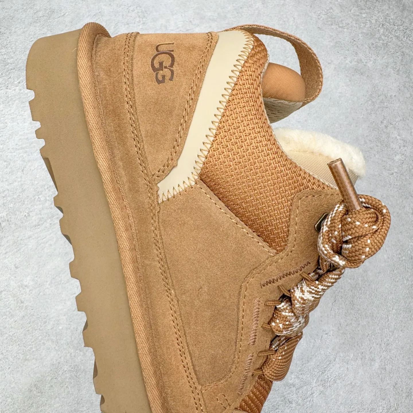 Pick up locally💰640 UGG 4032 Meyer autumn and winter sheepskin and fur integrated snow boots. All shoes are made of ZP from the same factory. Longfeng A-grade Australian imported sheepskin and fur integrated. Men's and women's boots brand OEM production line fully follows the ZP process. OEM original pattern maker adheres to the principle of no original shoes and no development selection. Pay attention to every detail. The most authentic version on the market TREADLITE "Light Wing" technology outsole Lightweight/durable/flexible/pile size: 35 36 37 38 39 40 41 42 43 44 45 Coding: by3936030